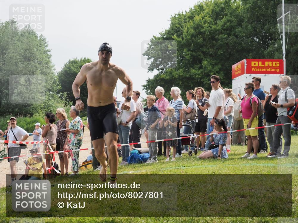 15.06.2025 - 27. Vierlanden-Triathlon KatJ http://msf.ph/oto/8027801 15.06.2025 11:01:31 Schwimmen 717, 808, 869 meine-sportfotos.de