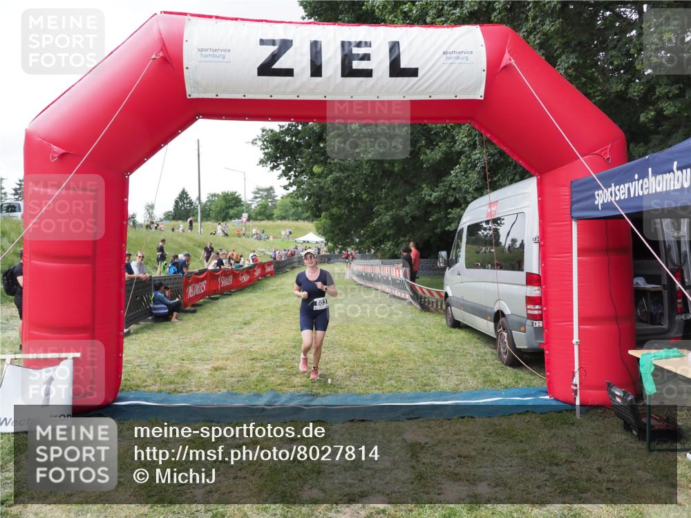 21.06.2025 - 27. Vierlanden-Triathlon MichiJ http://msf.ph/oto/8027814 15.06.2026 12:09:40 Ziel 603 meine-sportfotos.de