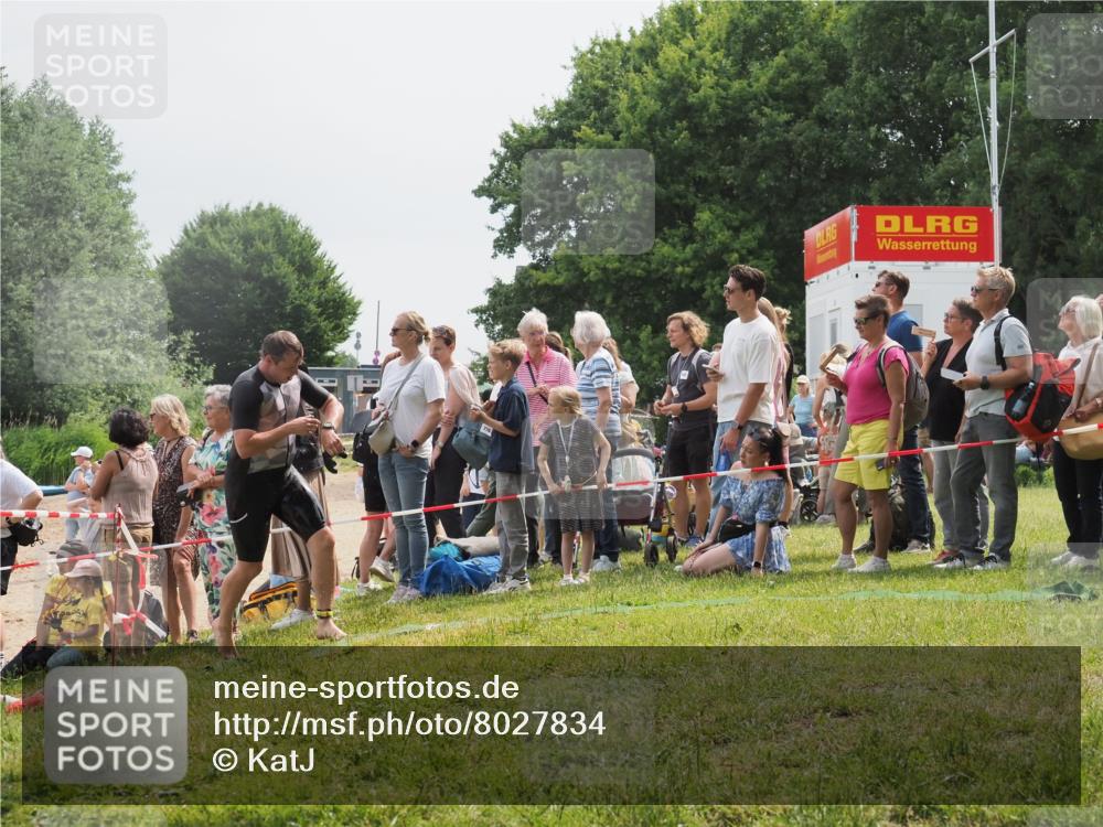 15.06.2025 - 27. Vierlanden-Triathlon KatJ http://msf.ph/oto/8027834 15.06.2025 11:01:39 Schwimmen 701, 717 meine-sportfotos.de