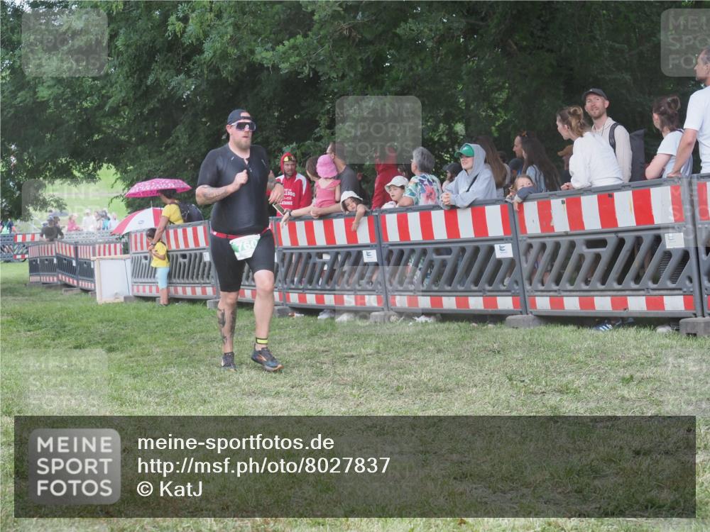 21.06.2025 - 27. Vierlanden-Triathlon KatJ http://msf.ph/oto/8027837 15.06.2025 13:31:42 Ziel 161, 731, 760 meine-sportfotos.de