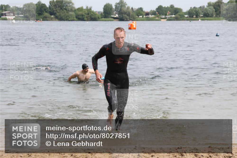 15.06.2025 - 27. Vierlanden-Triathlon Lena Gebhardt http://msf.ph/oto/8027851 15.06.2025 11:01:17 Schwimmen 717, 808, 869 meine-sportfotos.de