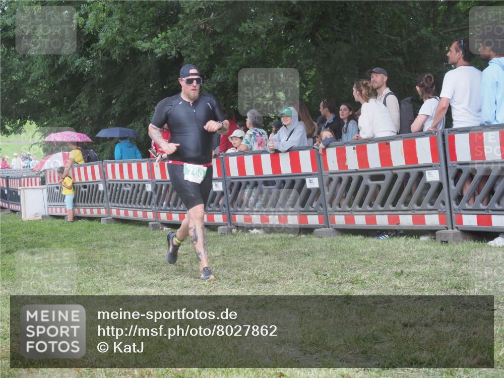 21.06.2025 - 27. Vierlanden-Triathlon KatJ http://msf.ph/oto/8027862 15.06.2025 13:31:43 Ziel 731, 760 meine-sportfotos.de