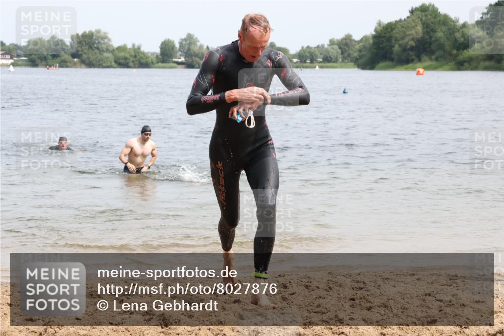 15.06.2025 - 27. Vierlanden-Triathlon Lena Gebhardt http://msf.ph/oto/8027876 15.06.2025 11:01:18 Schwimmen 717, 808, 869 meine-sportfotos.de