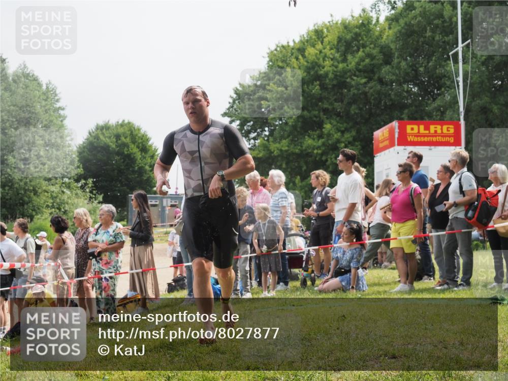 15.06.2025 - 27. Vierlanden-Triathlon KatJ http://msf.ph/oto/8027877 15.06.2025 11:01:41 Schwimmen 701 meine-sportfotos.de