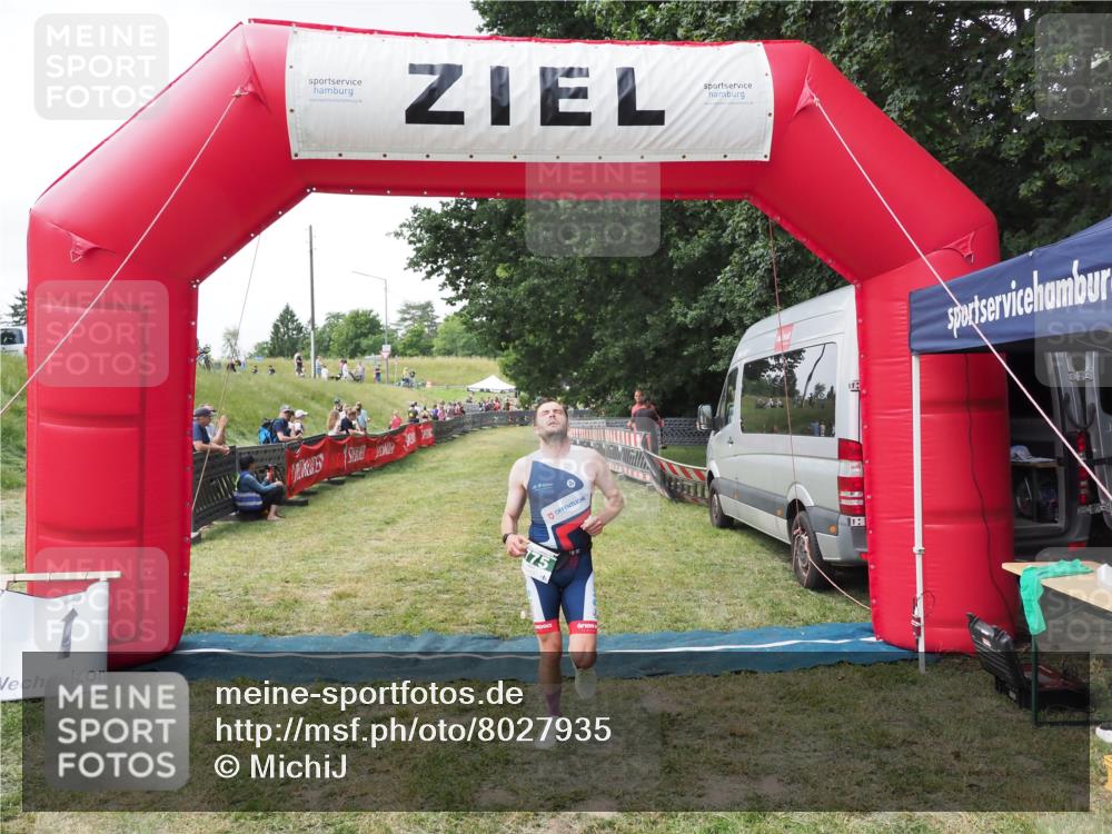21.06.2025 - 27. Vierlanden-Triathlon MichiJ http://msf.ph/oto/8027935 15.06.2026 12:10:17 Ziel 775 meine-sportfotos.de