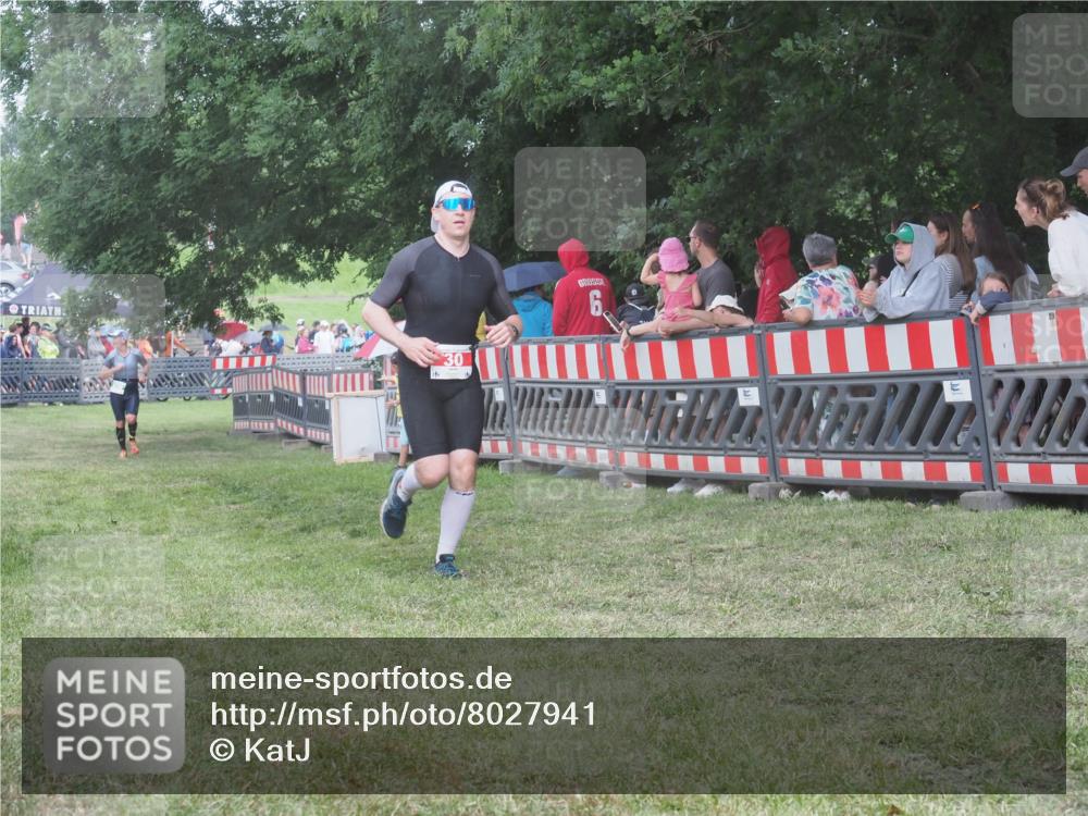21.06.2025 - 27. Vierlanden-Triathlon KatJ http://msf.ph/oto/8027941 15.06.2025 13:31:53 Ziel 30, 836, 1072 meine-sportfotos.de