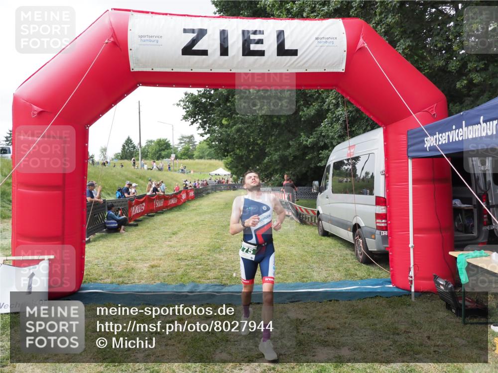 21.06.2025 - 27. Vierlanden-Triathlon MichiJ http://msf.ph/oto/8027944 15.06.2026 12:10:17 Ziel 775 meine-sportfotos.de