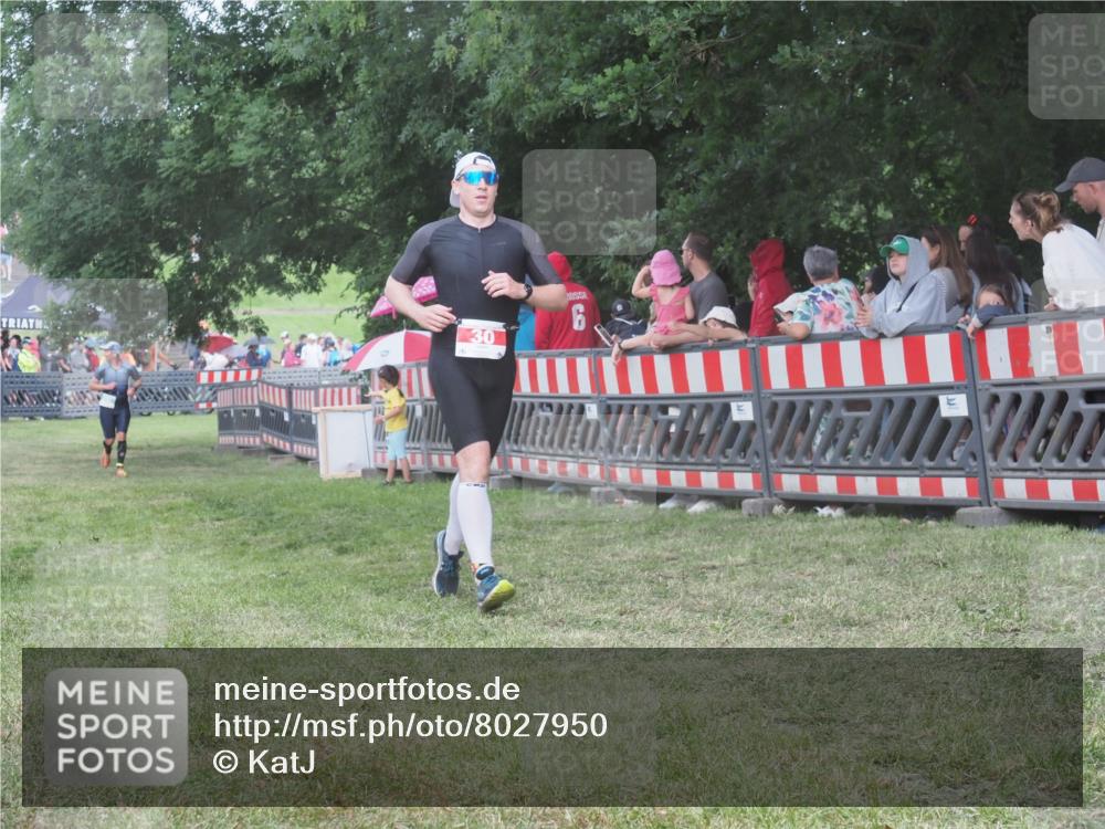 21.06.2025 - 27. Vierlanden-Triathlon KatJ http://msf.ph/oto/8027950 15.06.2025 13:31:53 Ziel 30, 836, 1072 meine-sportfotos.de