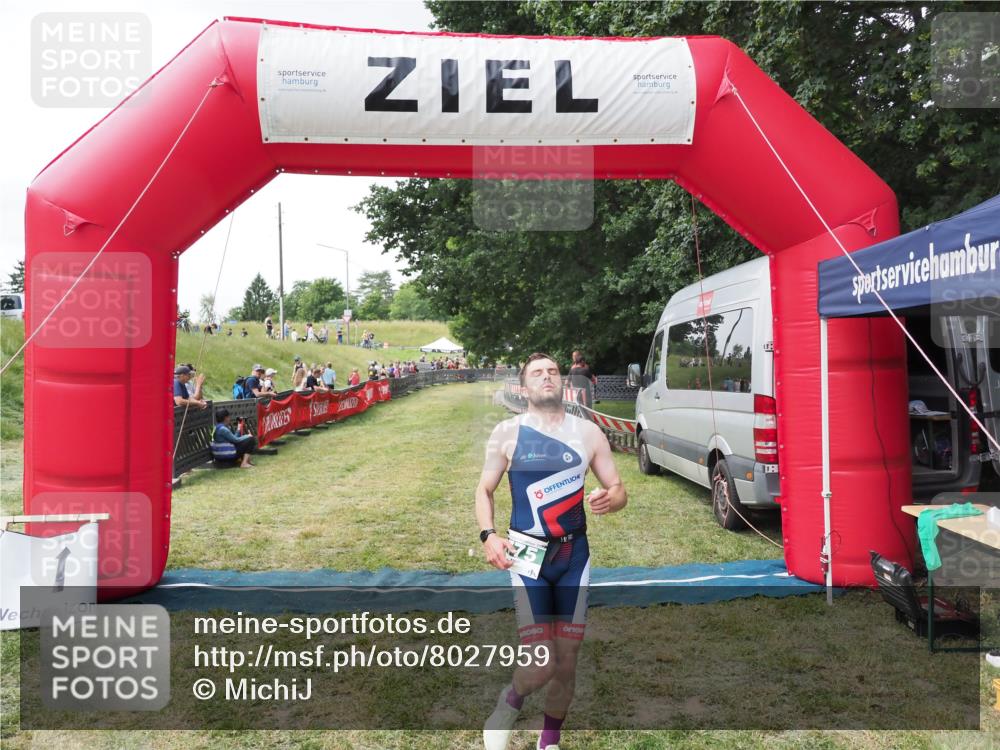 21.06.2025 - 27. Vierlanden-Triathlon MichiJ http://msf.ph/oto/8027959 15.06.2026 12:10:17 Ziel 775 meine-sportfotos.de