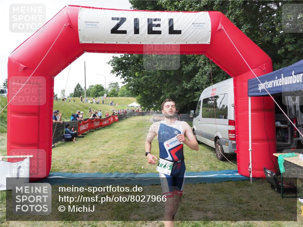 21.06.2025 - 27. Vierlanden-Triathlon MichiJ http://msf.ph/oto/8027966 15.06.2026 12:10:17 Ziel 775 meine-sportfotos.de