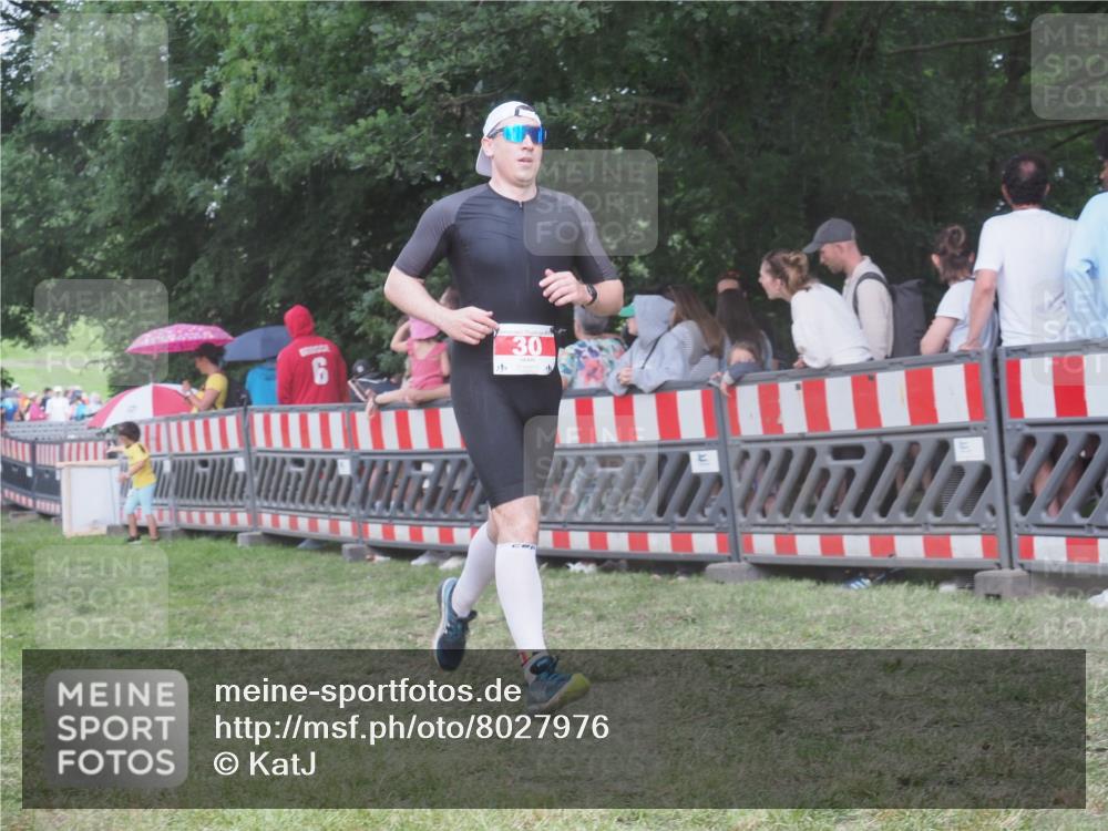 21.06.2025 - 27. Vierlanden-Triathlon KatJ http://msf.ph/oto/8027976 15.06.2025 13:31:54 Ziel 30, 836, 1072 meine-sportfotos.de