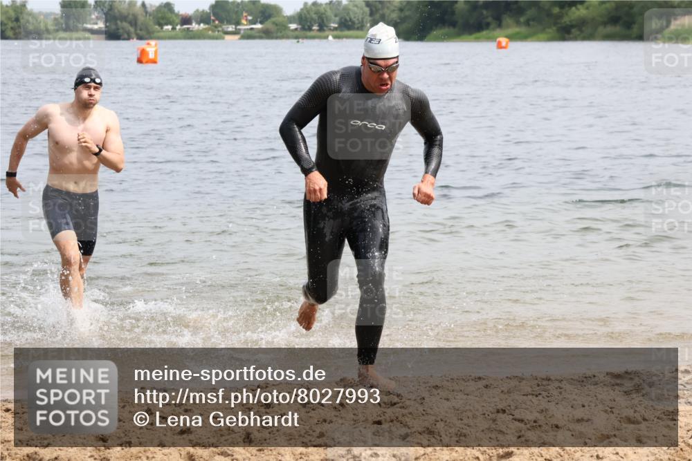 15.06.2025 - 27. Vierlanden-Triathlon Lena Gebhardt http://msf.ph/oto/8027993 15.06.2025 11:01:24 Schwimmen 717, 808, 869 meine-sportfotos.de
