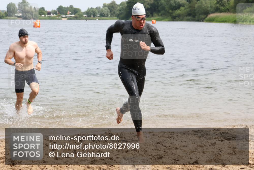15.06.2025 - 27. Vierlanden-Triathlon Lena Gebhardt http://msf.ph/oto/8027996 15.06.2025 11:01:24 Schwimmen 717, 808, 869 meine-sportfotos.de