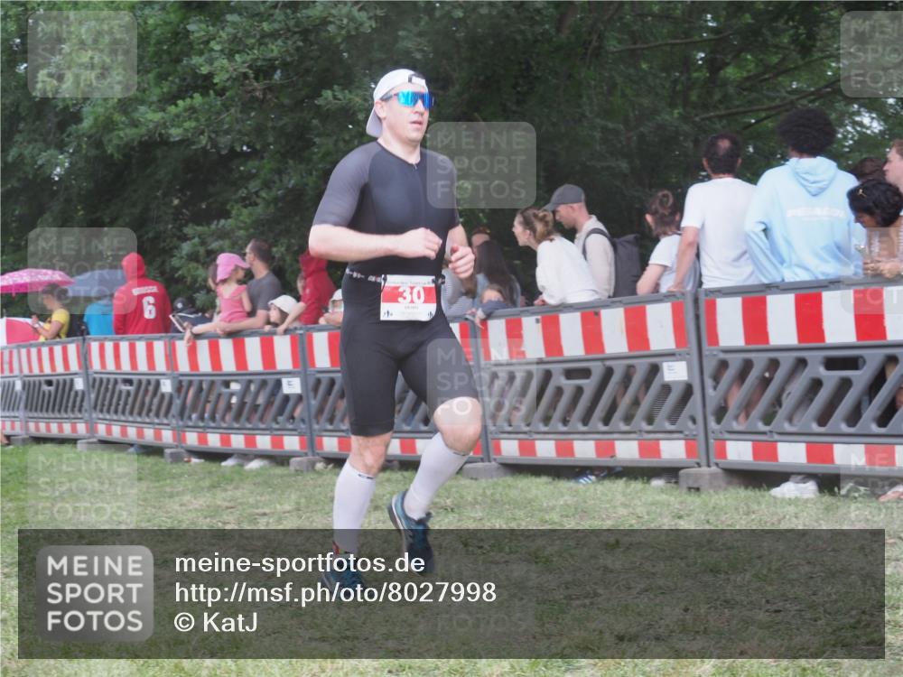 21.06.2025 - 27. Vierlanden-Triathlon KatJ http://msf.ph/oto/8027998 15.06.2025 13:31:54 Ziel 30, 836, 1072 meine-sportfotos.de