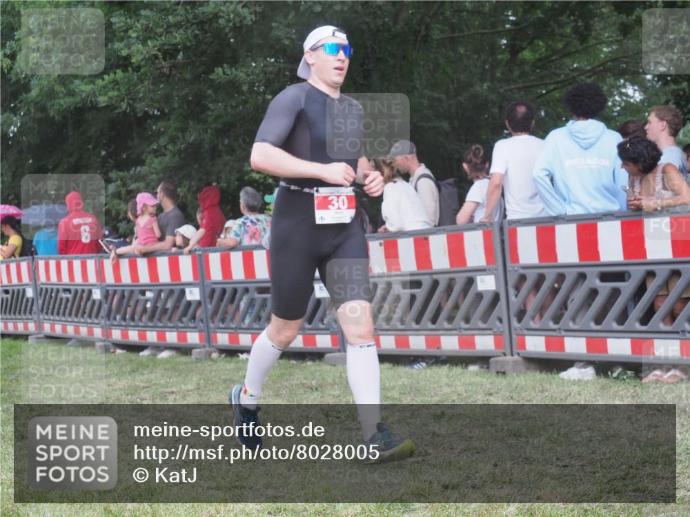 21.06.2025 - 27. Vierlanden-Triathlon KatJ http://msf.ph/oto/8028005 15.06.2025 13:31:55 Ziel 30, 836, 1072 meine-sportfotos.de