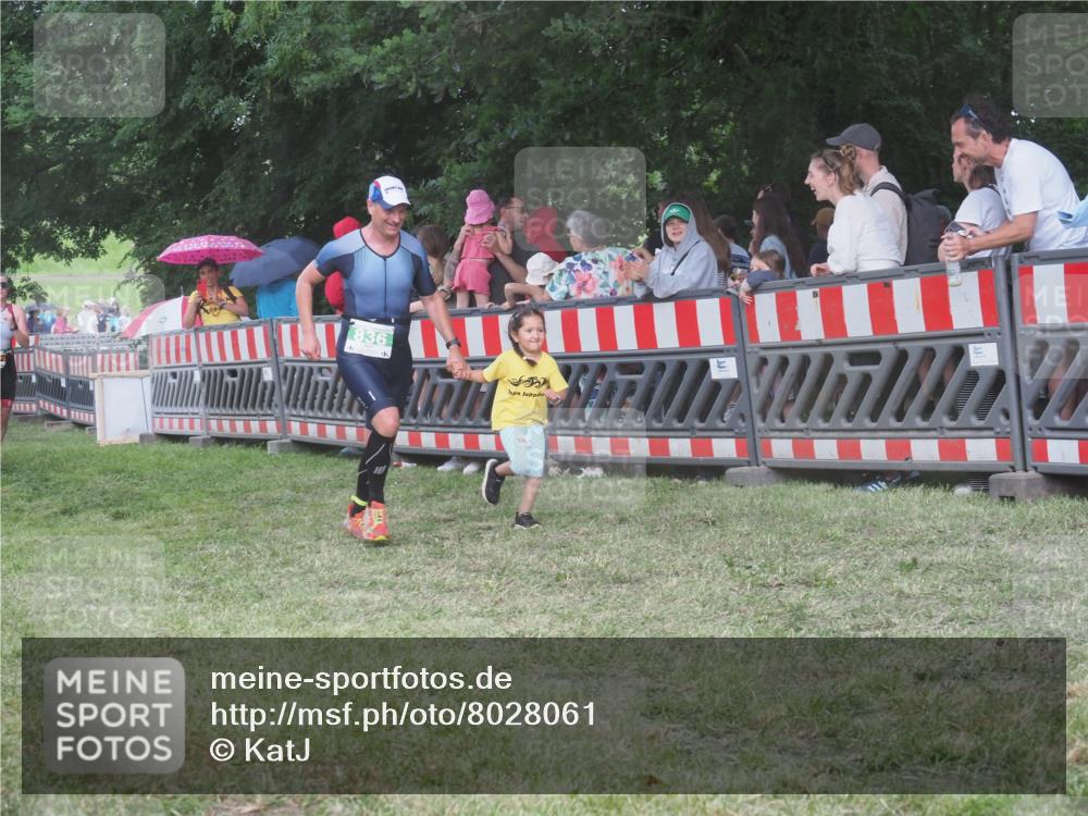 21.06.2025 - 27. Vierlanden-Triathlon KatJ http://msf.ph/oto/8028061 15.06.2025 13:32:00 Ziel 836, 861, 1072 meine-sportfotos.de