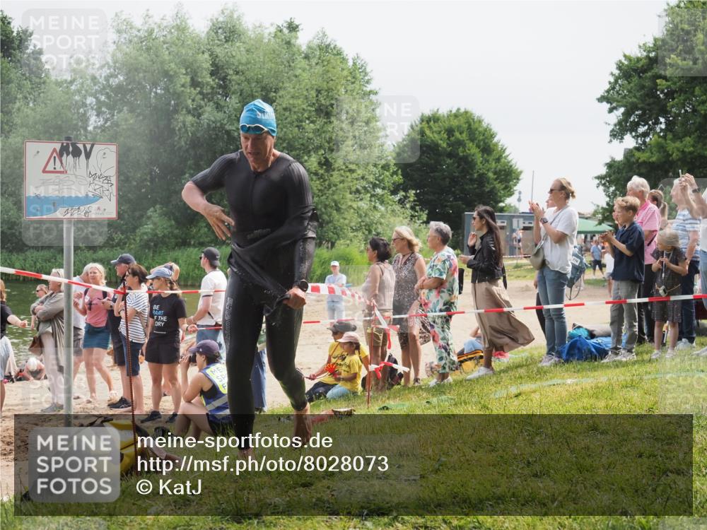 15.06.2025 - 27. Vierlanden-Triathlon KatJ http://msf.ph/oto/8028073 15.06.2025 11:02:18 Schwimmen 687, 734, 851 meine-sportfotos.de