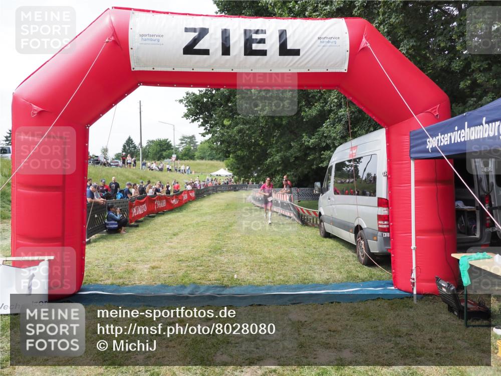 21.06.2025 - 27. Vierlanden-Triathlon MichiJ http://msf.ph/oto/8028080 15.06.2026 12:11:53 Ziel 158 meine-sportfotos.de