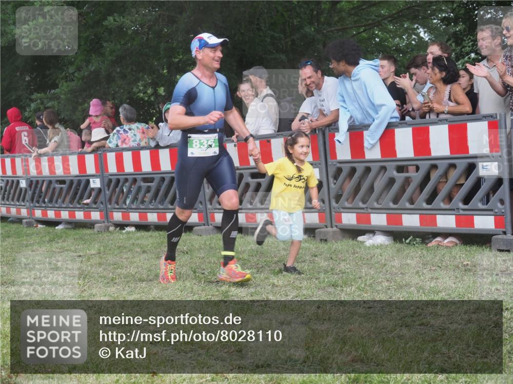 21.06.2025 - 27. Vierlanden-Triathlon KatJ http://msf.ph/oto/8028110 15.06.2025 13:32:01 Ziel 836, 861, 1072 meine-sportfotos.de