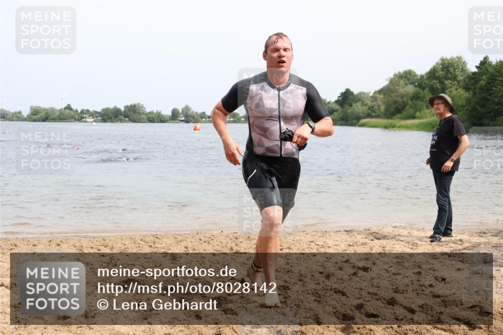 15.06.2025 - 27. Vierlanden-Triathlon Lena Gebhardt http://msf.ph/oto/8028142 15.06.2025 11:01:37 Schwimmen 701 meine-sportfotos.de