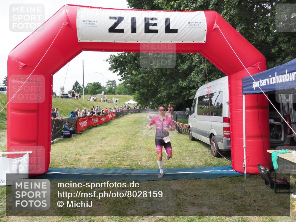 21.06.2025 - 27. Vierlanden-Triathlon MichiJ http://msf.ph/oto/8028159 15.06.2026 12:11:56 Ziel 158 meine-sportfotos.de
