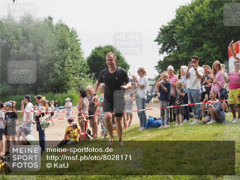 15.06.2025 - 27. Vierlanden-Triathlon KatJ http://msf.ph/oto/8028171 15.06.2025 11:02:25 Schwimmen 687, 734, 851 meine-sportfotos.de