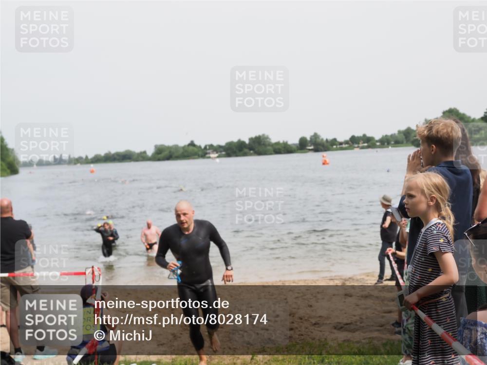 21.06.2025 - 27. Vierlanden-Triathlon MichiJ http://msf.ph/oto/8028174 15.06.2026 10:58:29 Schwimmen 643, 710, 732, 741 meine-sportfotos.de
