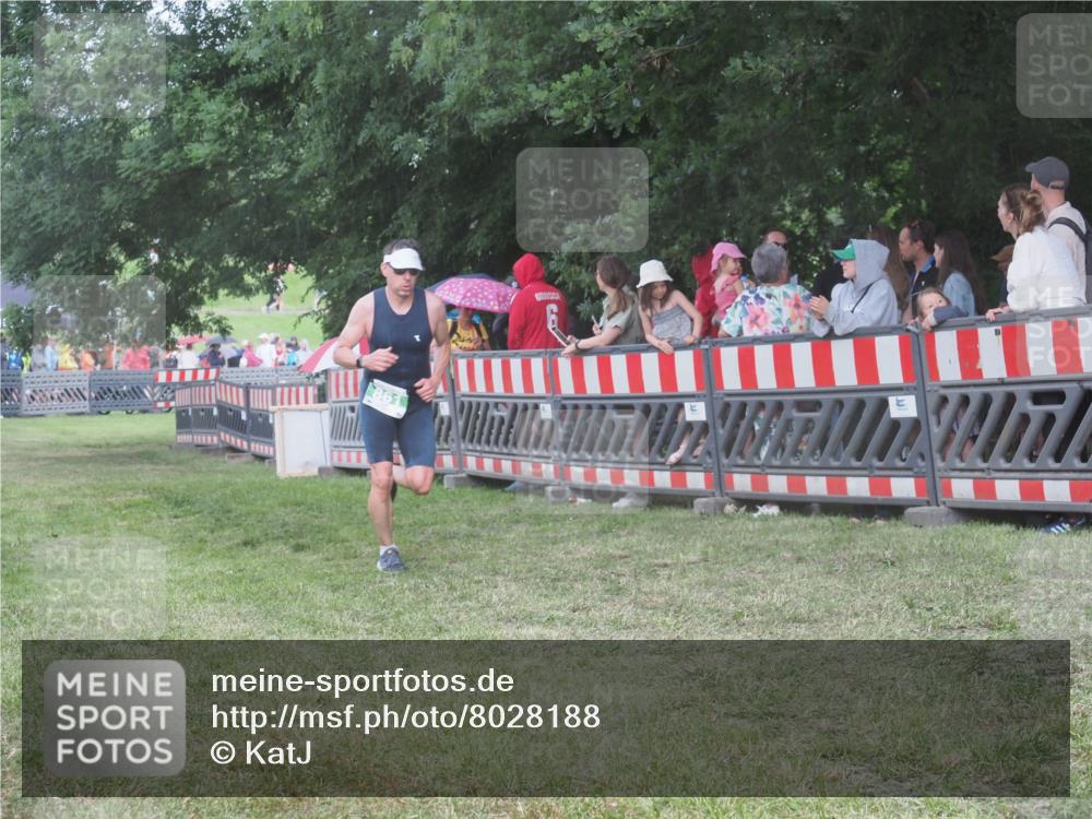 21.06.2025 - 27. Vierlanden-Triathlon KatJ http://msf.ph/oto/8028188 15.06.2025 13:32:06 Ziel 861 meine-sportfotos.de