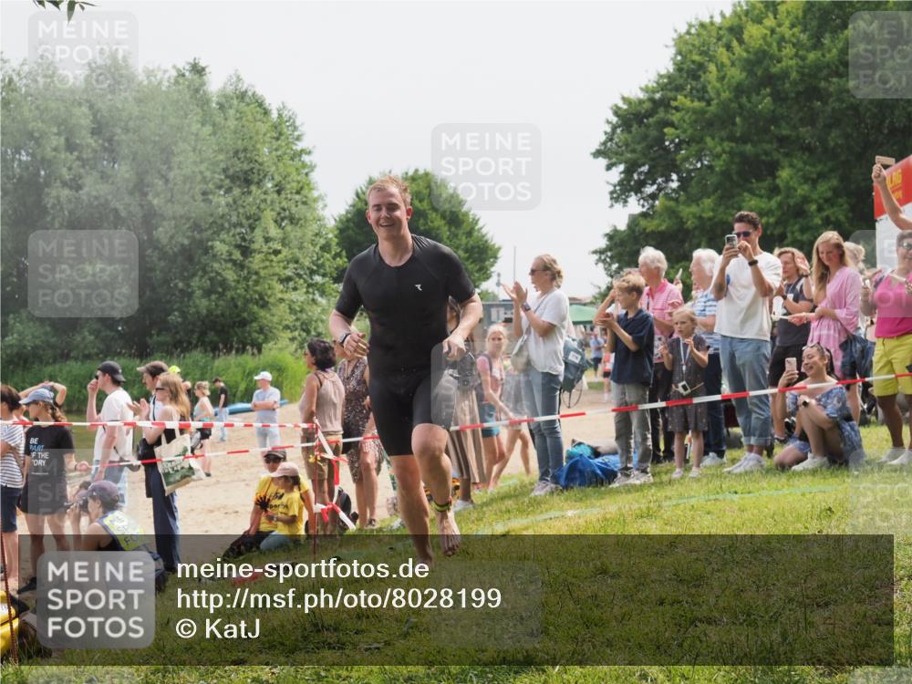 15.06.2025 - 27. Vierlanden-Triathlon KatJ http://msf.ph/oto/8028199 15.06.2025 11:02:25 Schwimmen 687, 734, 851 meine-sportfotos.de