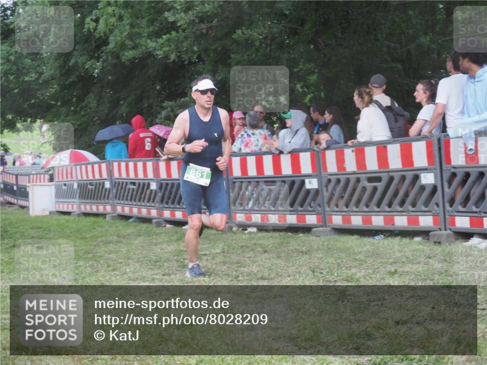 21.06.2025 - 27. Vierlanden-Triathlon KatJ http://msf.ph/oto/8028209 15.06.2025 13:32:07 Ziel 861 meine-sportfotos.de