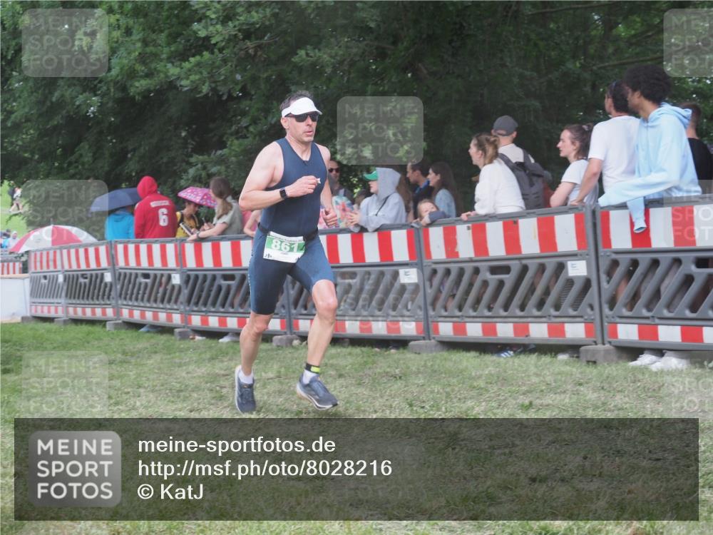 21.06.2025 - 27. Vierlanden-Triathlon KatJ http://msf.ph/oto/8028216 15.06.2025 13:32:07 Ziel 861 meine-sportfotos.de