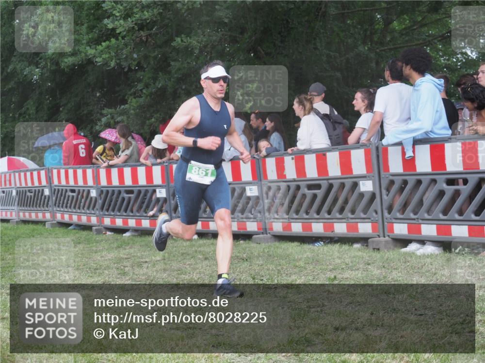 21.06.2025 - 27. Vierlanden-Triathlon KatJ http://msf.ph/oto/8028225 15.06.2025 13:32:07 Ziel 861 meine-sportfotos.de
