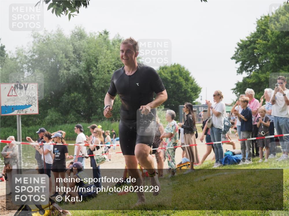 15.06.2025 - 27. Vierlanden-Triathlon KatJ http://msf.ph/oto/8028229 15.06.2025 11:02:26 Schwimmen 687, 734 meine-sportfotos.de