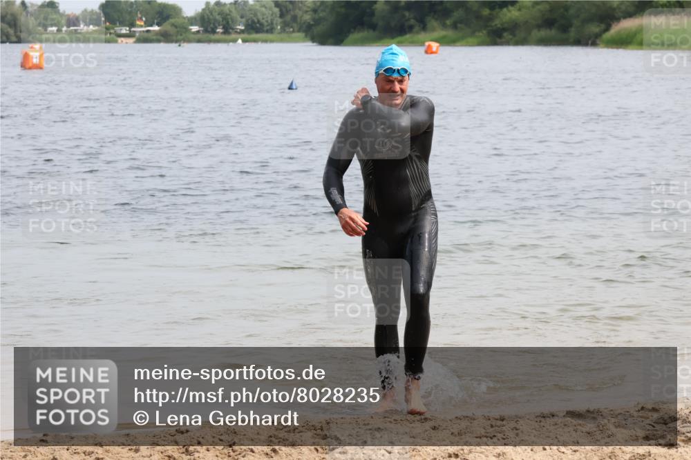 15.06.2025 - 27. Vierlanden-Triathlon Lena Gebhardt http://msf.ph/oto/8028235 15.06.2025 11:02:07 Schwimmen 734, 851, 867 meine-sportfotos.de
