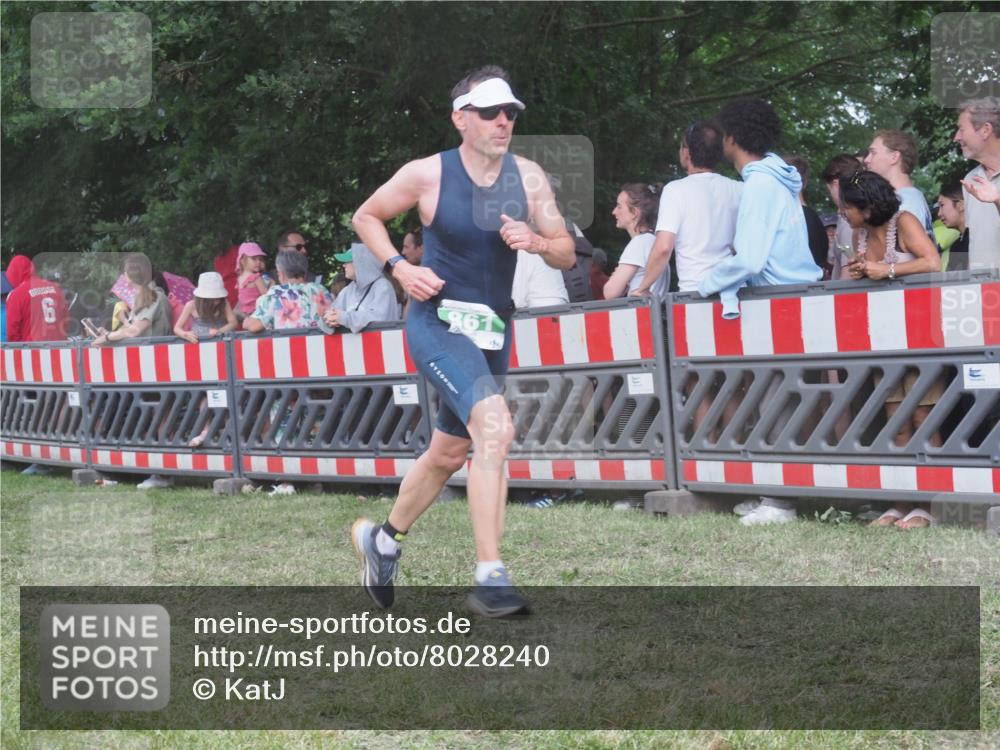 21.06.2025 - 27. Vierlanden-Triathlon KatJ http://msf.ph/oto/8028240 15.06.2025 13:32:08 Ziel 861 meine-sportfotos.de