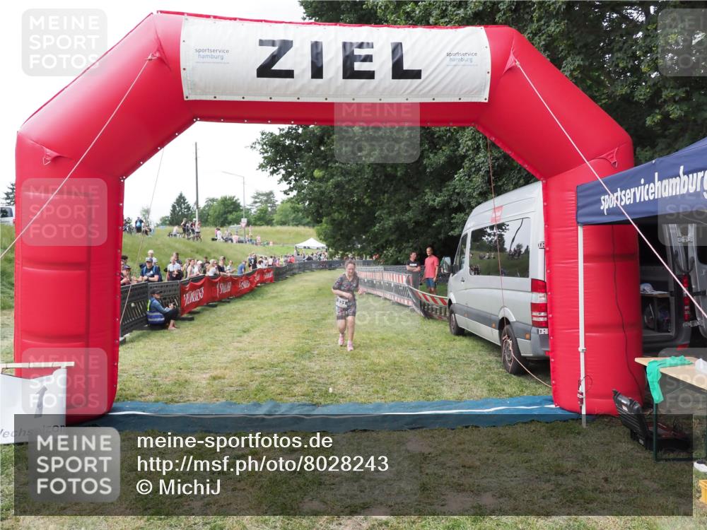 21.06.2025 - 27. Vierlanden-Triathlon MichiJ http://msf.ph/oto/8028243 15.06.2026 12:12:41 Ziel 531 meine-sportfotos.de