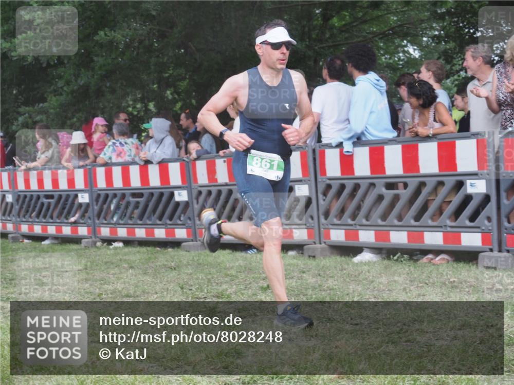 21.06.2025 - 27. Vierlanden-Triathlon KatJ http://msf.ph/oto/8028248 15.06.2025 13:32:08 Ziel 861 meine-sportfotos.de