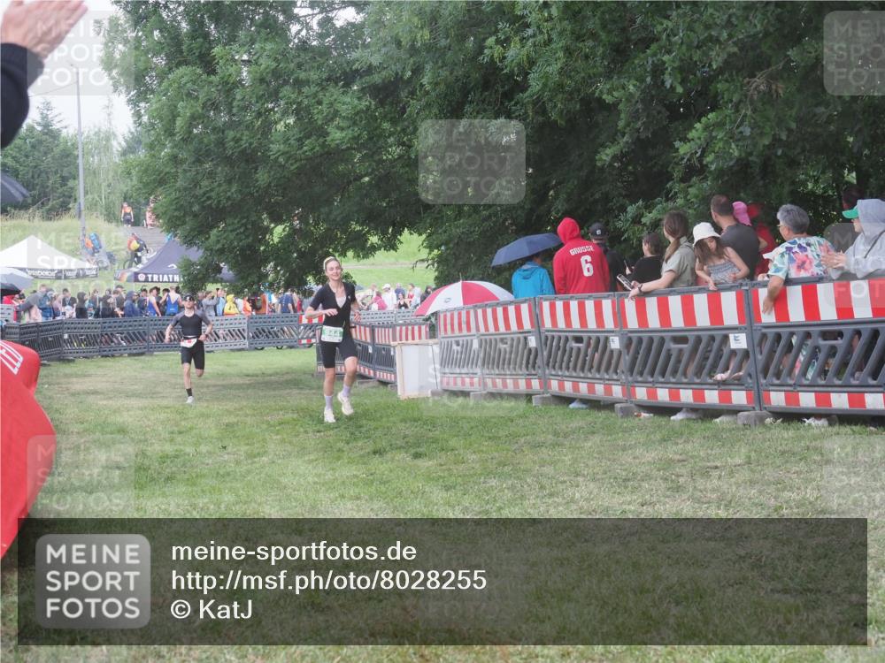 21.06.2025 - 27. Vierlanden-Triathlon KatJ http://msf.ph/oto/8028255 15.06.2025 13:32:22 Ziel 18, 944 meine-sportfotos.de