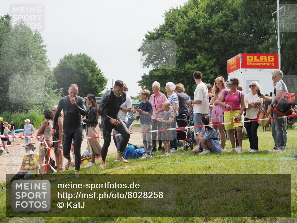 15.06.2025 - 27. Vierlanden-Triathlon KatJ http://msf.ph/oto/8028258 15.06.2025 11:02:38 Schwimmen 672, 696, 868 meine-sportfotos.de