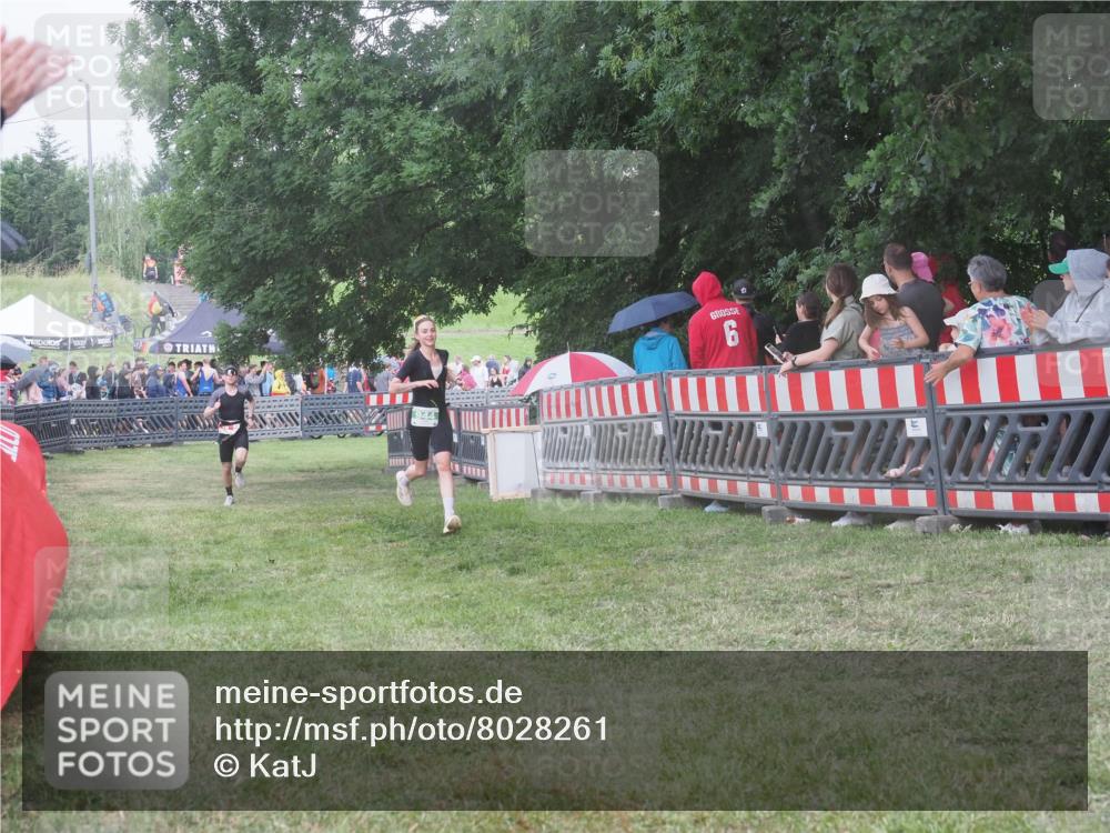 21.06.2025 - 27. Vierlanden-Triathlon KatJ http://msf.ph/oto/8028261 15.06.2025 13:32:22 Ziel 18, 944 meine-sportfotos.de