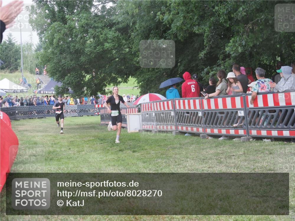 21.06.2025 - 27. Vierlanden-Triathlon KatJ http://msf.ph/oto/8028270 15.06.2025 13:32:22 Ziel 18, 944 meine-sportfotos.de