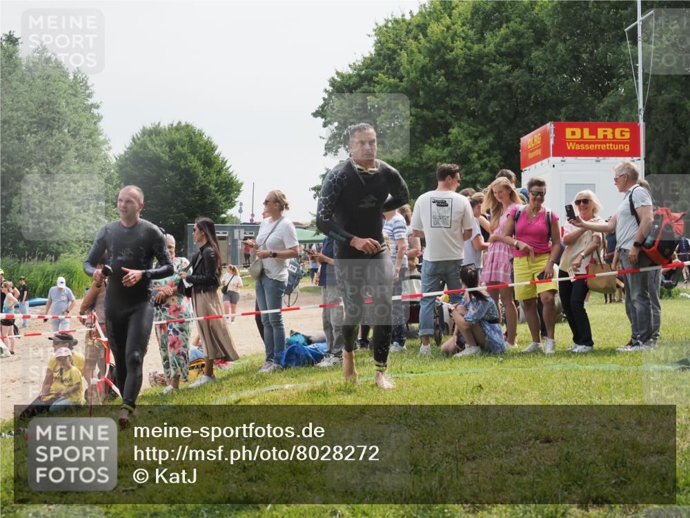 15.06.2025 - 27. Vierlanden-Triathlon KatJ http://msf.ph/oto/8028272 15.06.2025 11:02:39 Schwimmen 672, 696, 868 meine-sportfotos.de