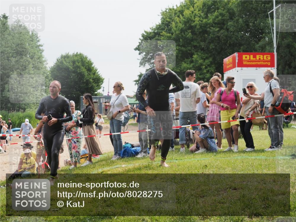 15.06.2025 - 27. Vierlanden-Triathlon KatJ http://msf.ph/oto/8028275 15.06.2025 11:02:39 Schwimmen 672, 696, 868 meine-sportfotos.de