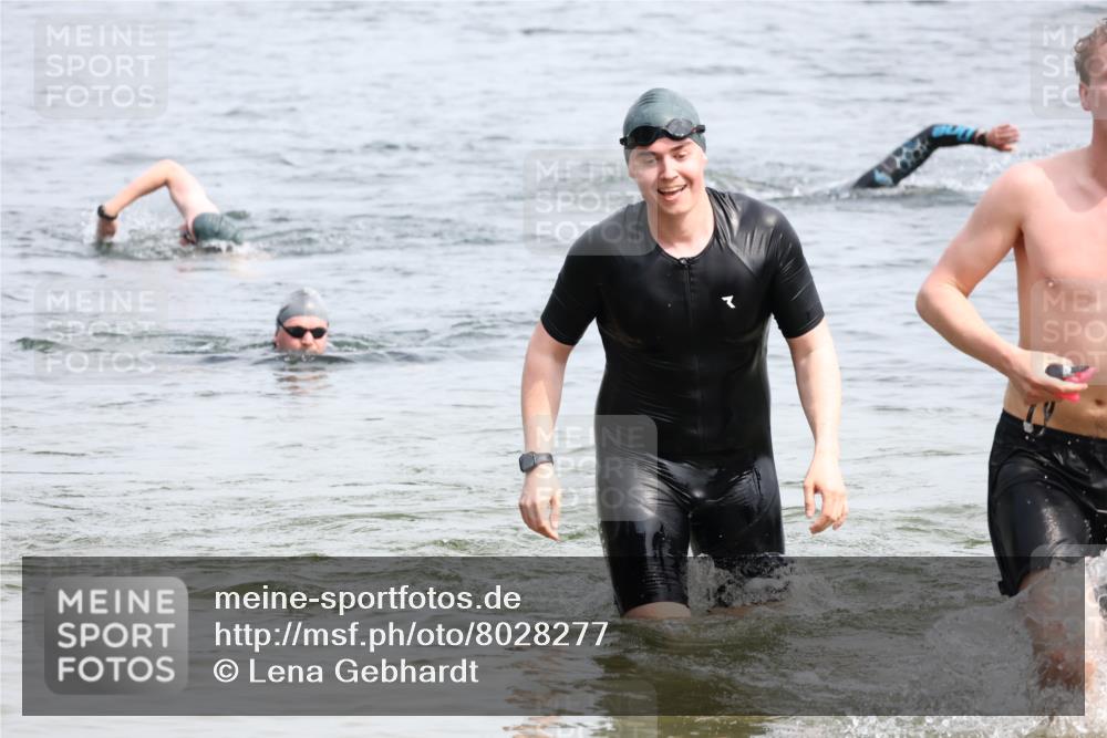15.06.2025 - 27. Vierlanden-Triathlon Lena Gebhardt http://msf.ph/oto/8028277 15.06.2025 11:02:13 Schwimmen 687, 734, 851 meine-sportfotos.de