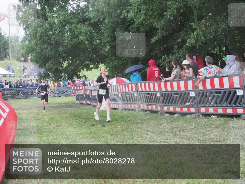 21.06.2025 - 27. Vierlanden-Triathlon KatJ http://msf.ph/oto/8028278 15.06.2025 13:32:23 Ziel 18, 944 meine-sportfotos.de