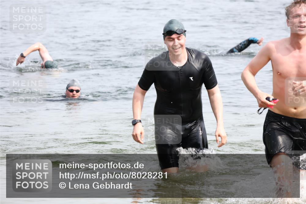 15.06.2025 - 27. Vierlanden-Triathlon Lena Gebhardt http://msf.ph/oto/8028281 15.06.2025 11:02:13 Schwimmen 687, 734, 851 meine-sportfotos.de