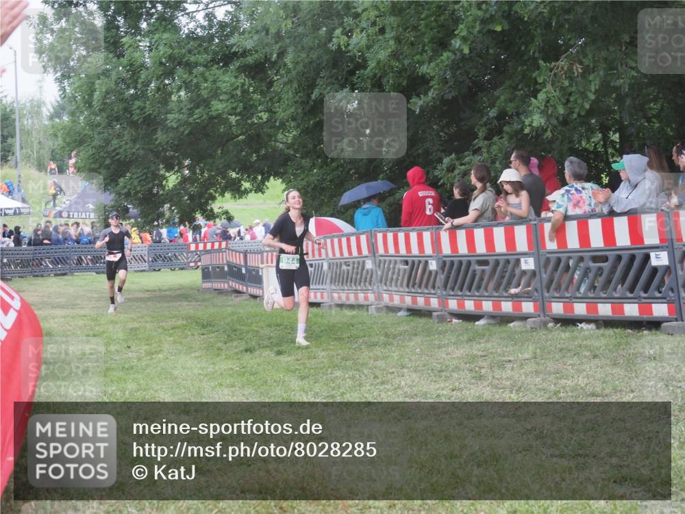 21.06.2025 - 27. Vierlanden-Triathlon KatJ http://msf.ph/oto/8028285 15.06.2025 13:32:23 Ziel 18, 944 meine-sportfotos.de
