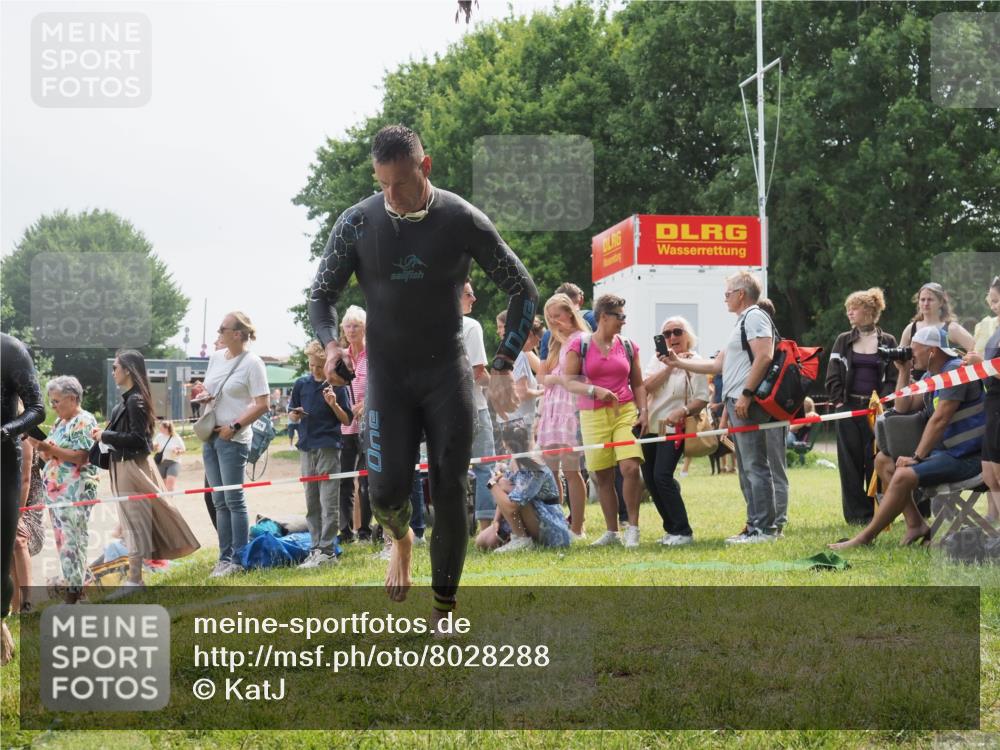 15.06.2025 - 27. Vierlanden-Triathlon KatJ http://msf.ph/oto/8028288 15.06.2025 11:02:40 Schwimmen 672, 696, 728, 868 meine-sportfotos.de