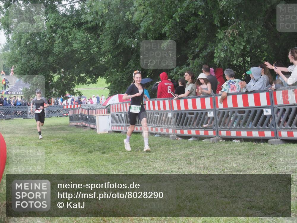 21.06.2025 - 27. Vierlanden-Triathlon KatJ http://msf.ph/oto/8028290 15.06.2025 13:32:23 Ziel 18, 944 meine-sportfotos.de