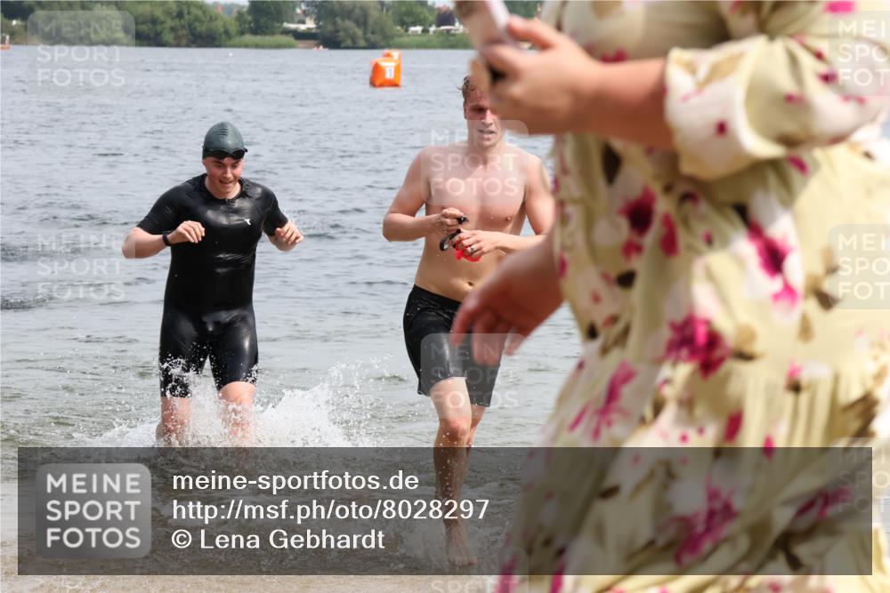 15.06.2025 - 27. Vierlanden-Triathlon Lena Gebhardt http://msf.ph/oto/8028297 15.06.2025 11:02:15 Schwimmen 687, 734, 851 meine-sportfotos.de